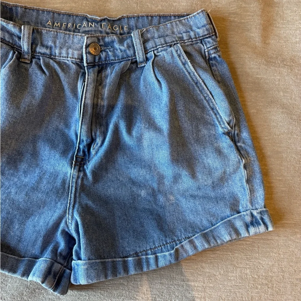 American Eagle Mom Shorts Women’s 6 Light Wash Denim High Rise Cuffed Casual